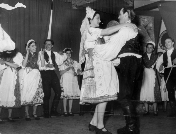image int-volkstanztreffen-im-schwechater-hof-hochzeitstanz-1954-jpg