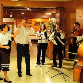 "Népi kultúra mint párbeszéd- Csárdás és a falusi emberek""Volkskultur als Dialog - Csárdás und Ländler"