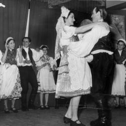 image int-volkstanztreffen-im-schwechater-hof-hochzeitstanz-1954-jpg