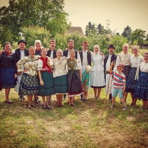 Délibáb fellépés a Mecséri Ladikos FesztiválonDélibáb Auftritt am Volksfestival von Mecsér Délibáb fellépés a Mecséri Ladikos FesztiválonDélibáb Auftritt am Volksfestival von Mecsér
